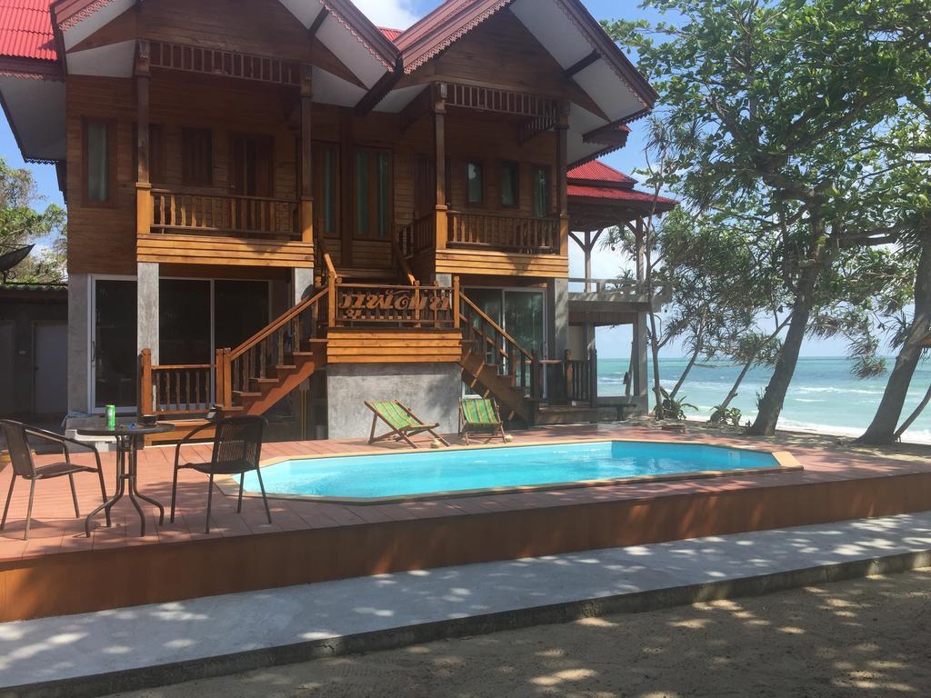 Phuphat Beach Hotel Khanom Exterior photo