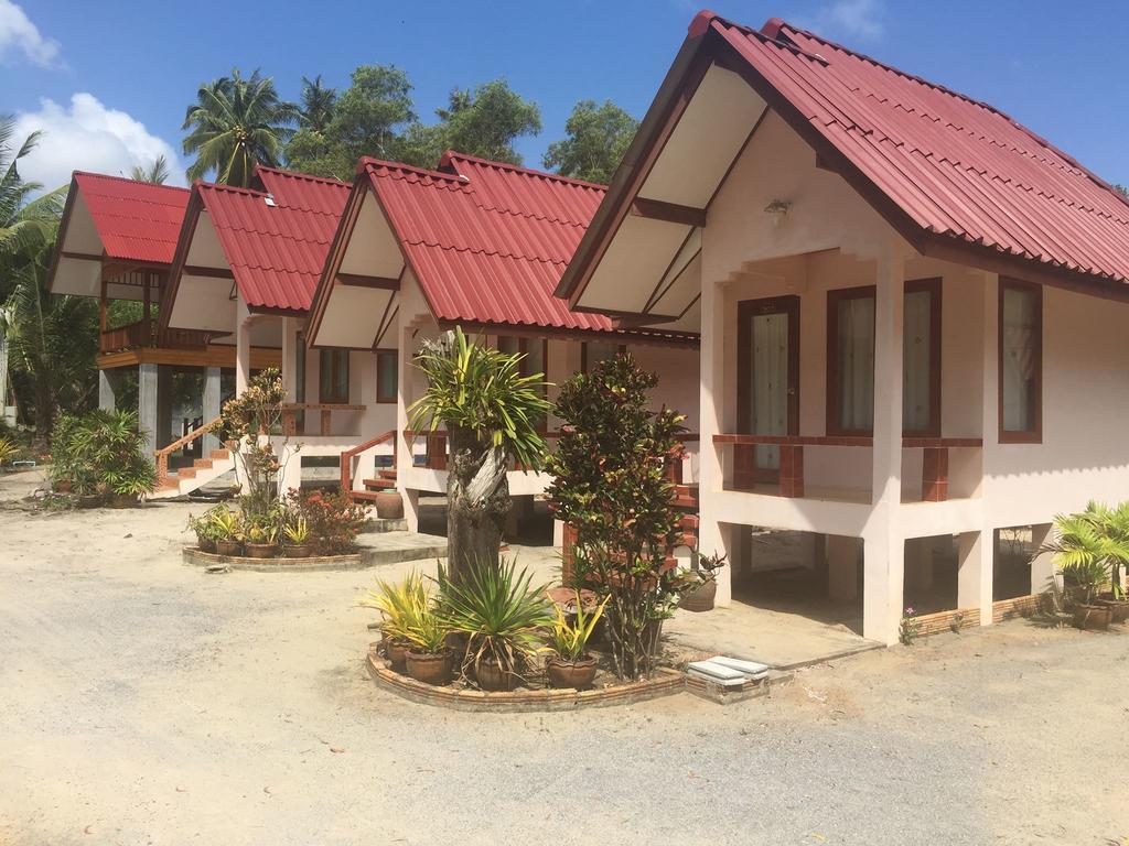 Phuphat Beach Hotel Khanom Exterior photo