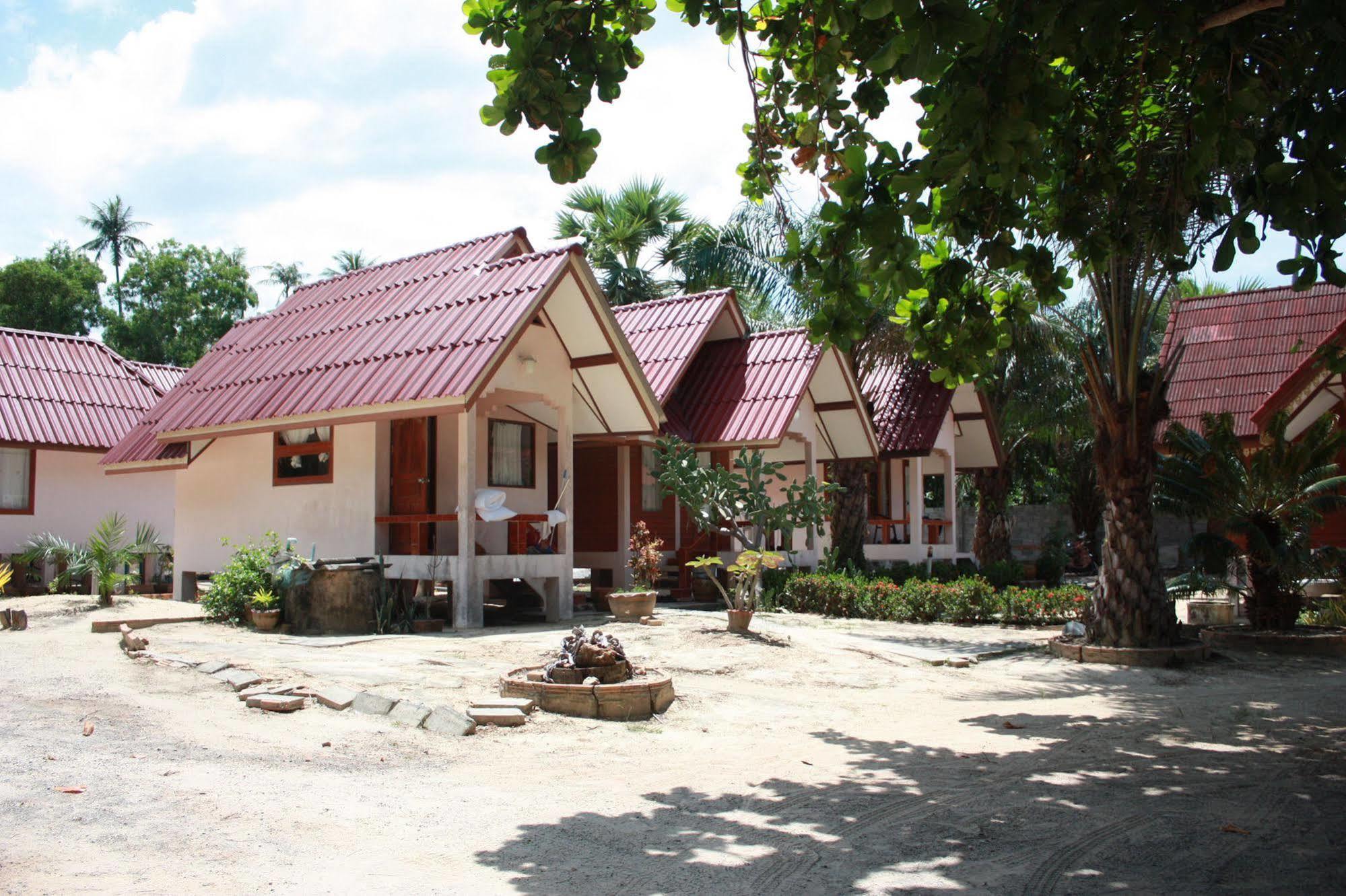 Phuphat Beach Hotel Khanom Exterior photo