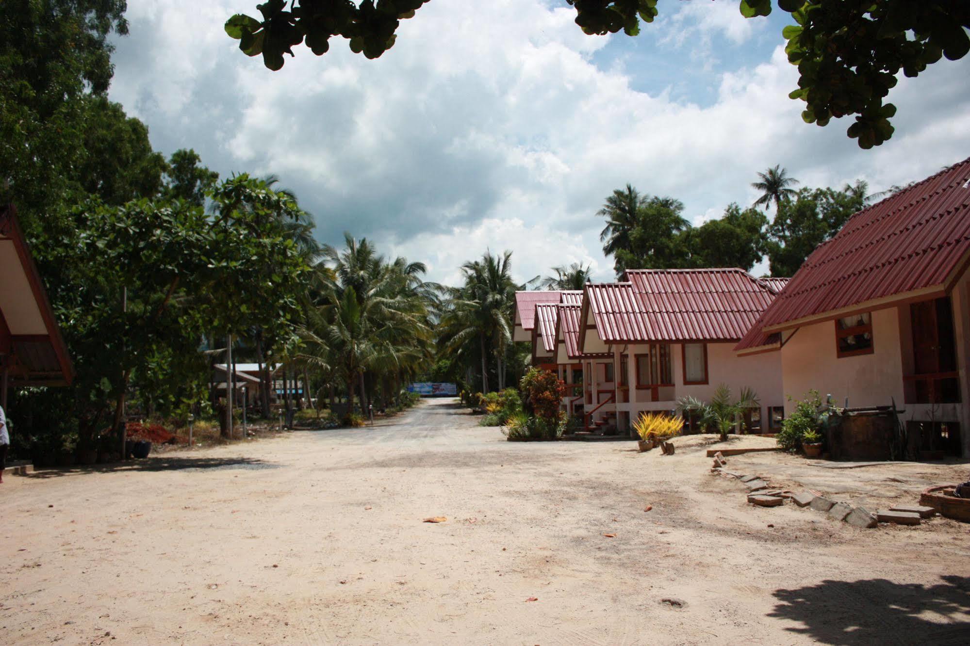 Phuphat Beach Hotel Khanom Exterior photo