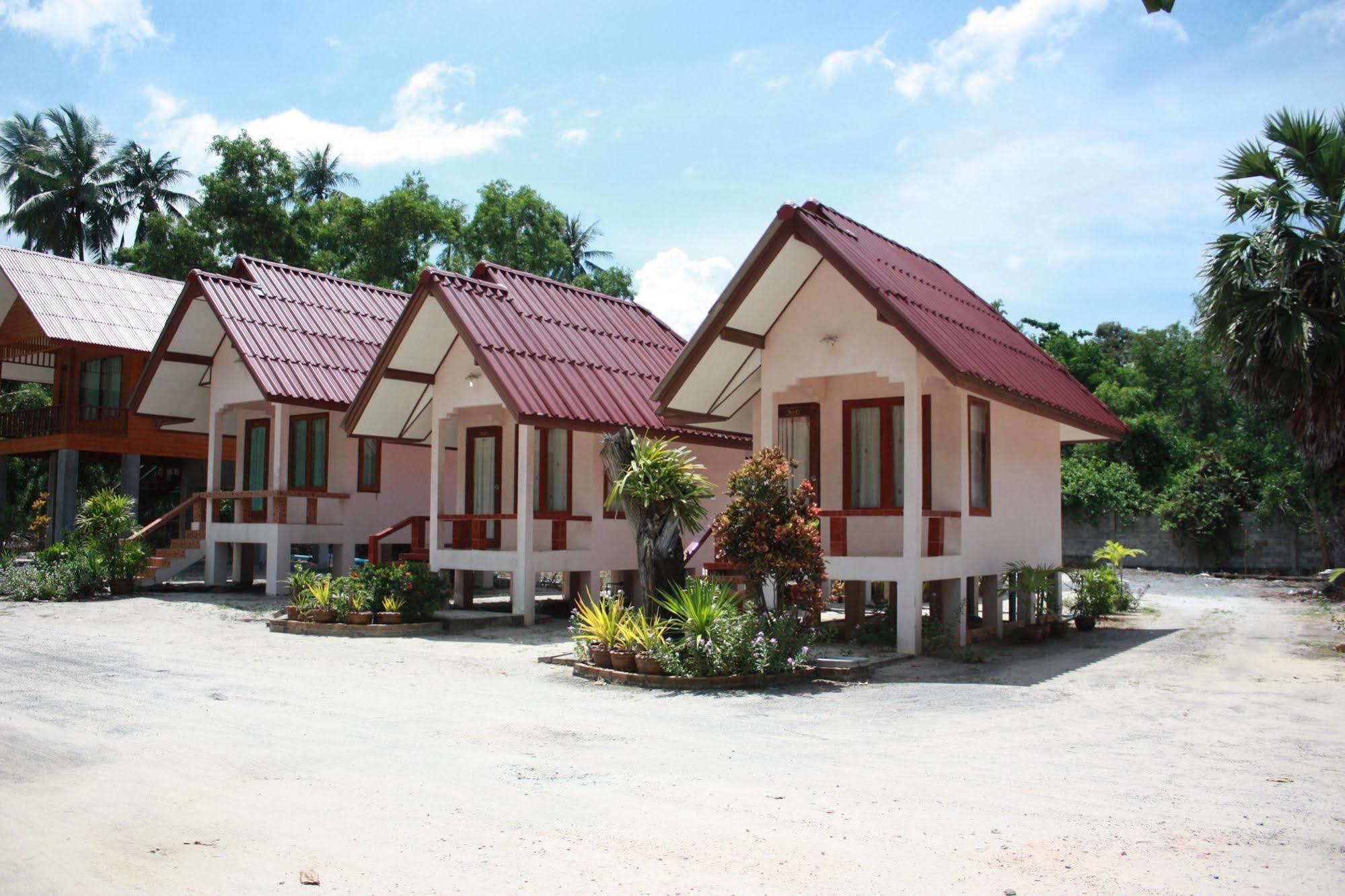 Phuphat Beach Hotel Khanom Exterior photo