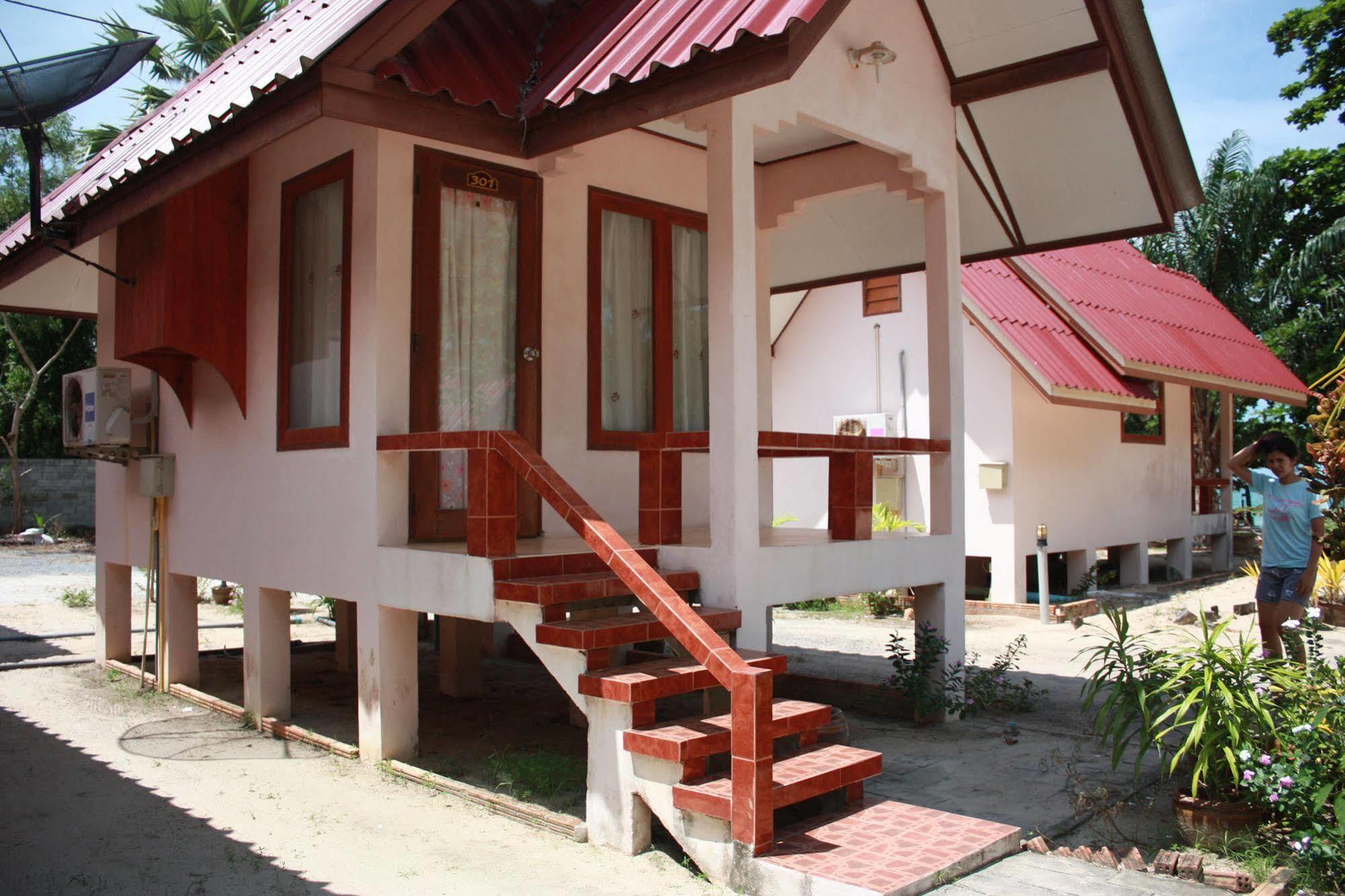 Phuphat Beach Resort Khanom Exterior photo