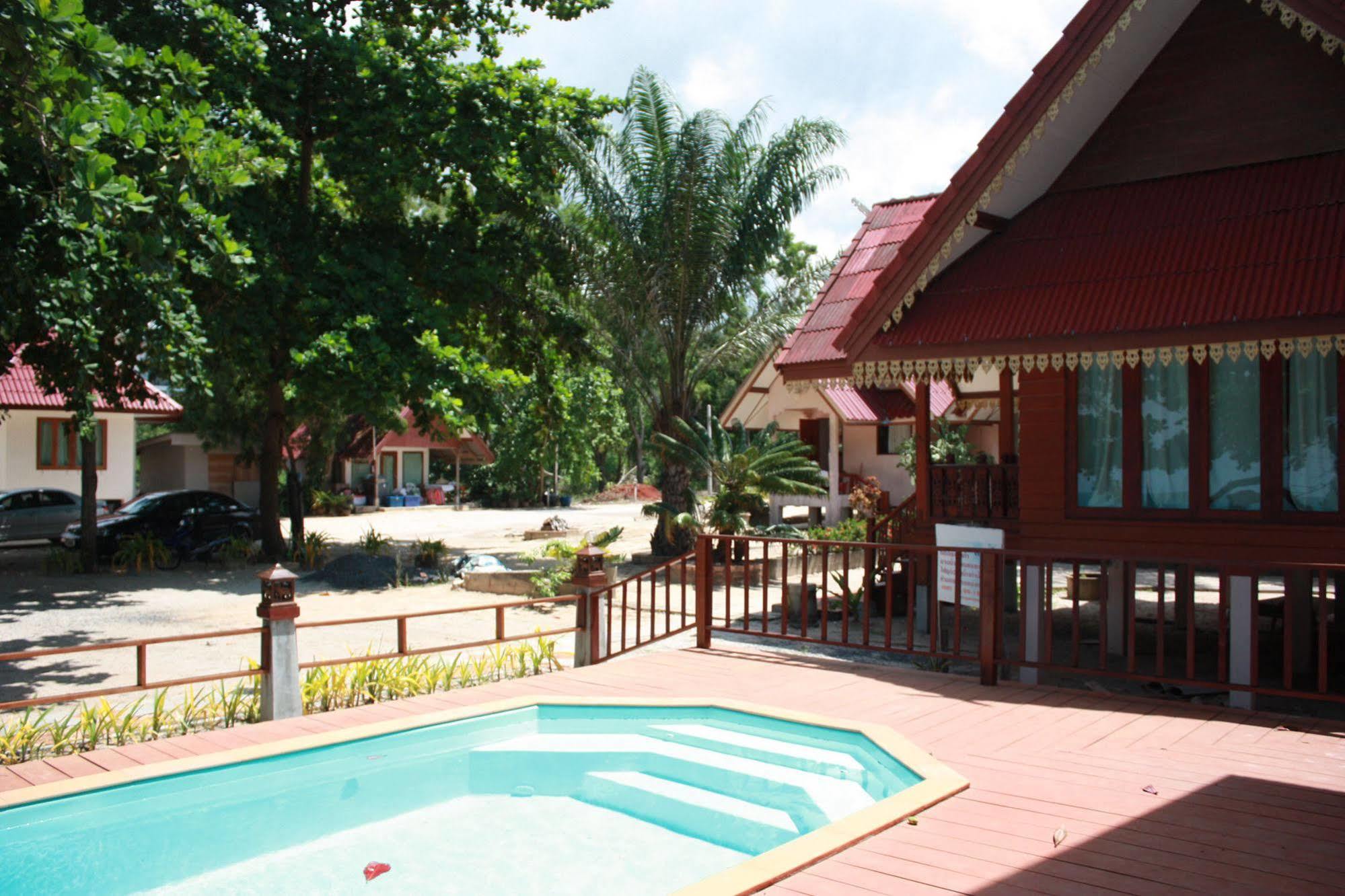 Phuphat Beach Hotel Khanom Exterior photo