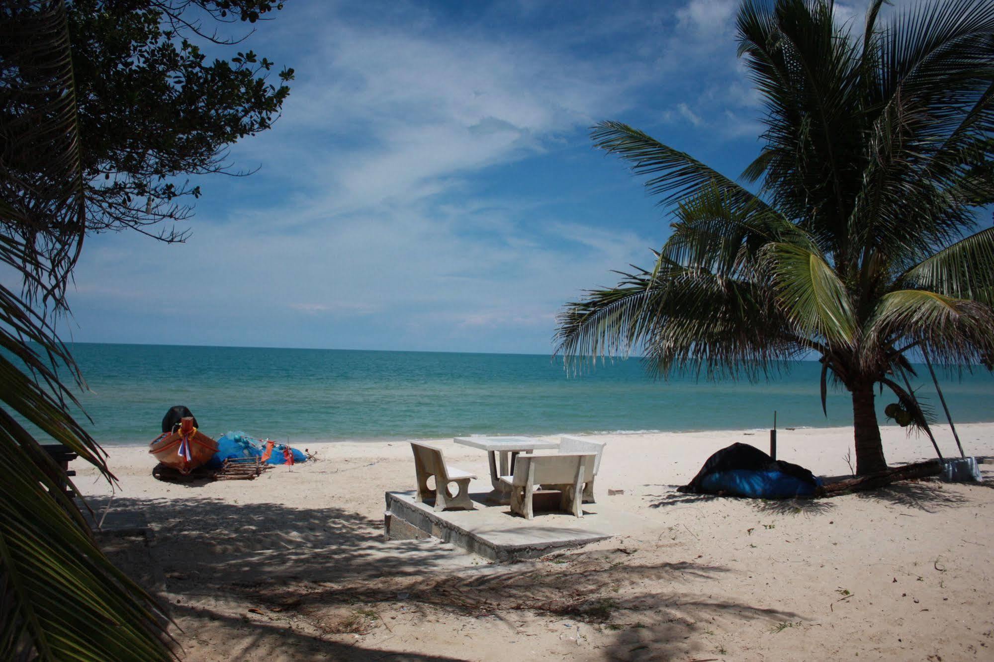 Phuphat Beach Hotel Khanom Exterior photo